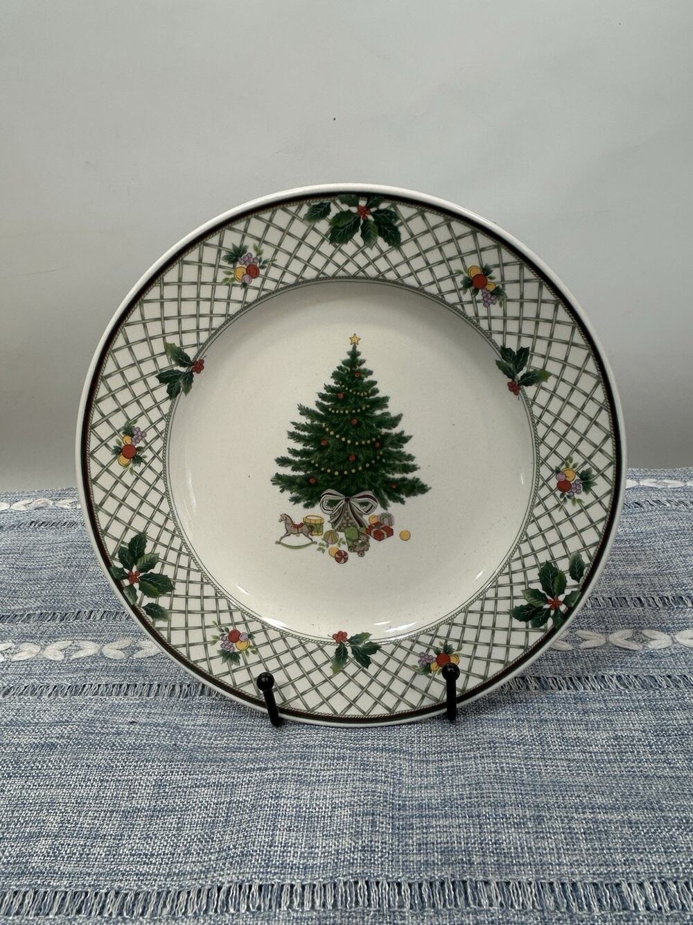 Mikasa Heritage Christmas Story CAB08 Salad Plate 8 1/4" Christmas Tree